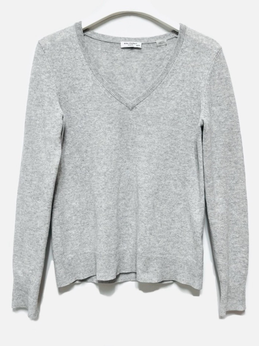 Equipment Femme Cecile 100% Cashmere V Neck Sweater Gray XS Quiet Luxury - Picture 2 of 14